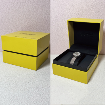 Coffret de montre avec logo estampillé en or